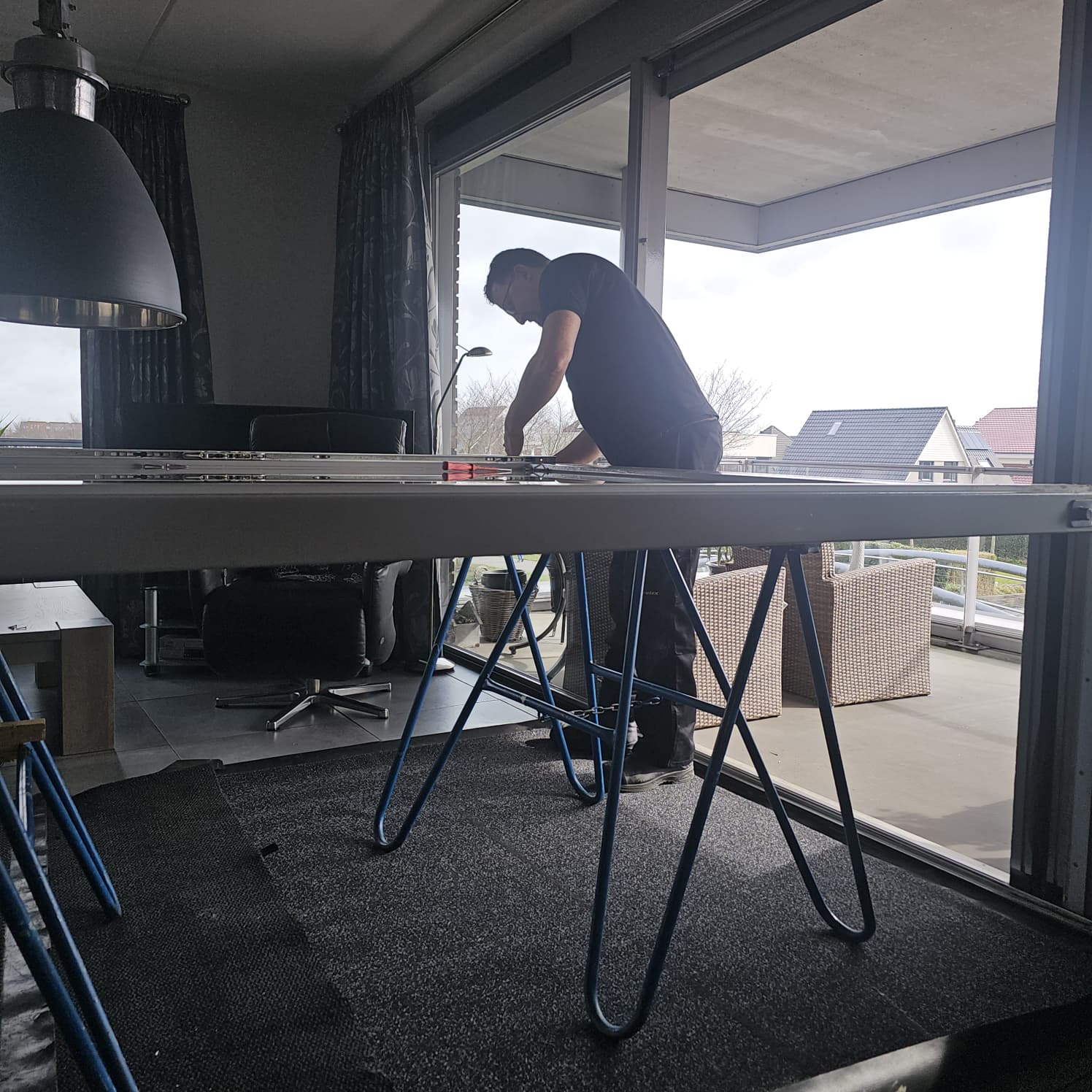 Schuifpui reparatie: onderhoud en reiniging van de onderrail