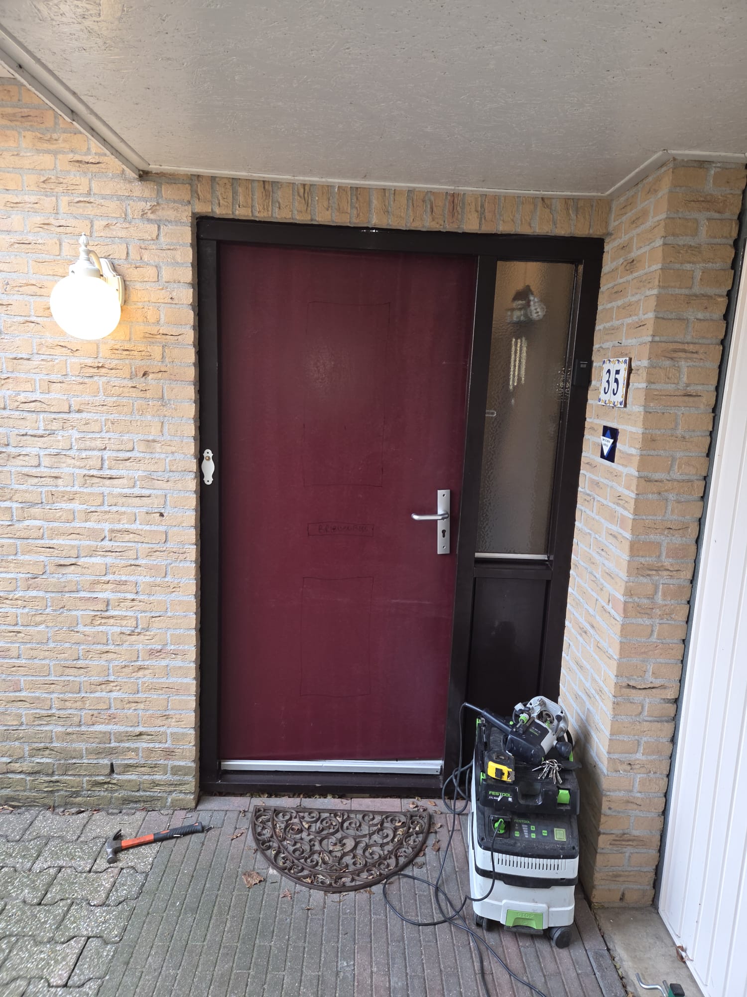 Renovatiewerkzaamheden aan een schuifpui in de woonkamer