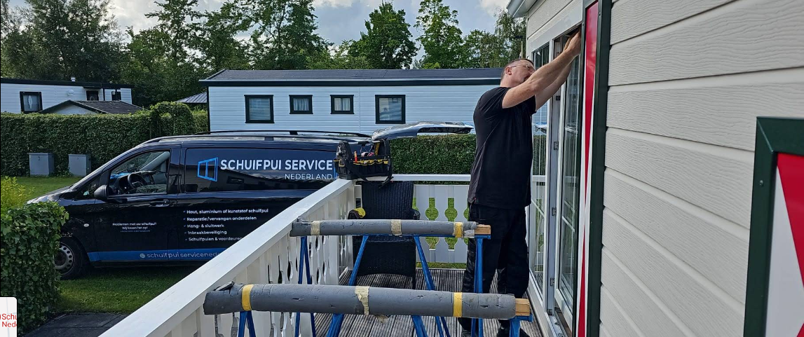Schuifpui reparatie monteur aan het werk bij een klant aan huis